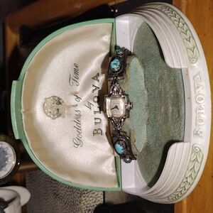 ✔️Vintage Bulova  silver color